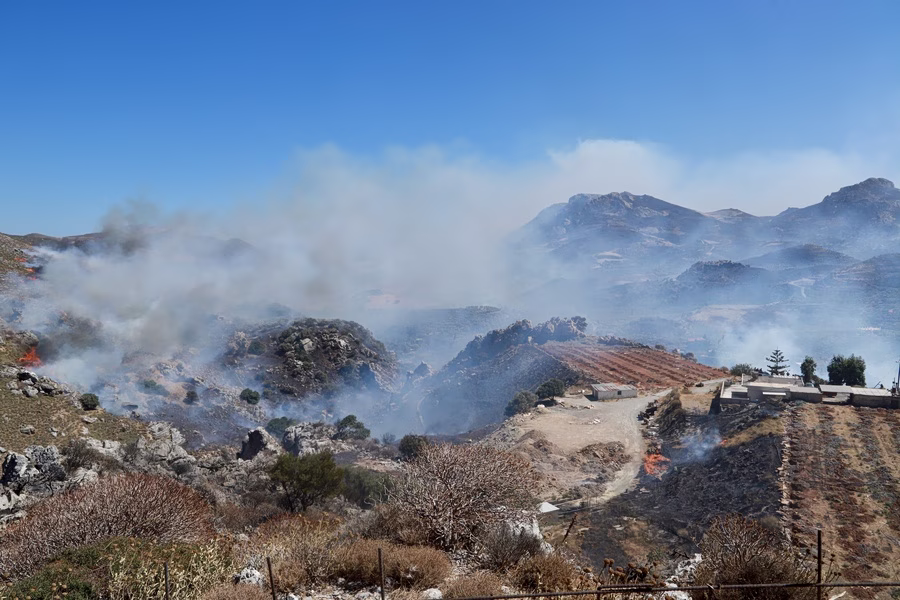 Νέα πυρκαγιά στην Αχαΐα - Μάχη με τις αναζωπυρώσεις στην Πάρο - Συνεχίζεται ο πύρινος εφιάλτης στο Ρέθυμνο
