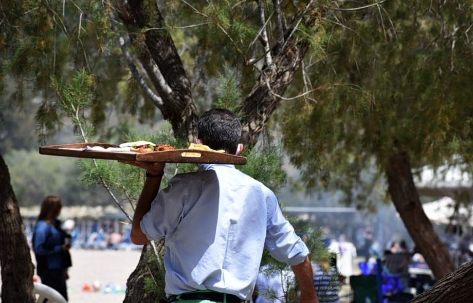 Φιλοδωρήματα: Στα 6.000 ευρώ αυξάνεται το αφορολόγητο – Η απόφαση του ΥΠΟΙΚ