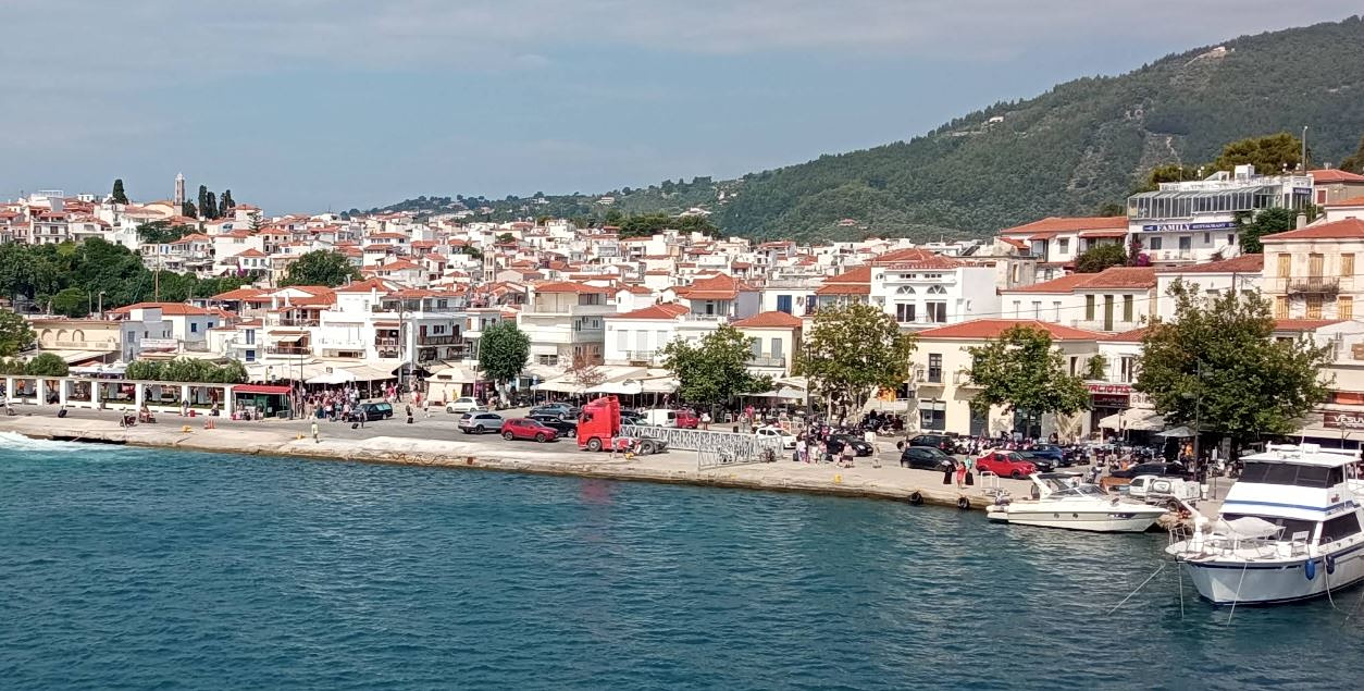 Σκιάθος: Πρόσκρουση επιβατηγού πλοίου σε θαλάσσιο ταξί στο λιμάνι