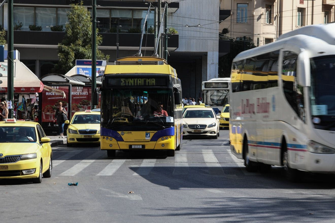 Λεωφορείο και τρόλεϊ ΟΑΣΑ στο κέντρο της Αθήνας