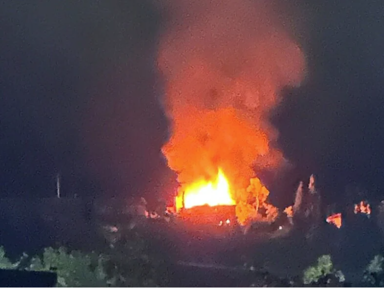 Πάτρα: Μεγάλη φωτιά και εκρήξεις στην Achaia Clauss- Μάχη να μην επεκταθεί στο δάσος