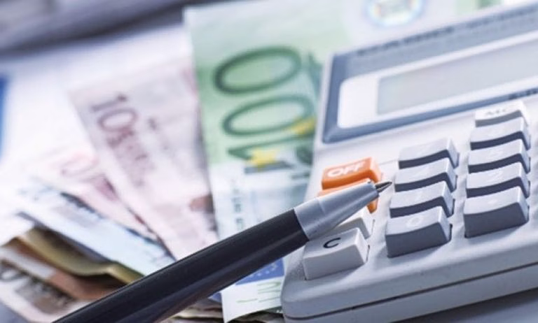 Επίδομα Χριστουγέννων: Πώς από τα 500 ευρώ της εξαγγελίας θα μπουν μόλις έως και 257 ευρώ στην τσέπη