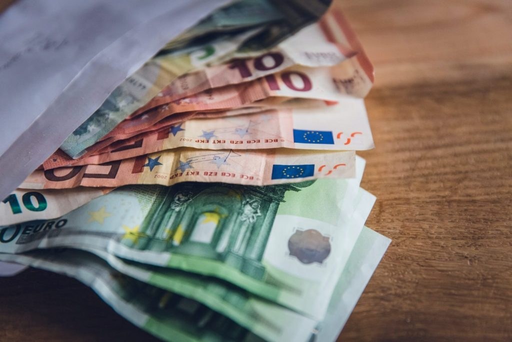 Αυξήσεις μισθών και χαμηλότερες εισφορές το 2027