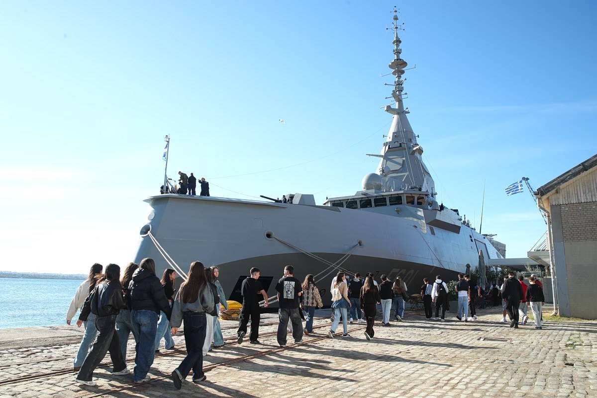 Πολυκοσμία στο λιμάνι της Θεσσαλονίκης για τη φρεγάτα «Κίμων»
